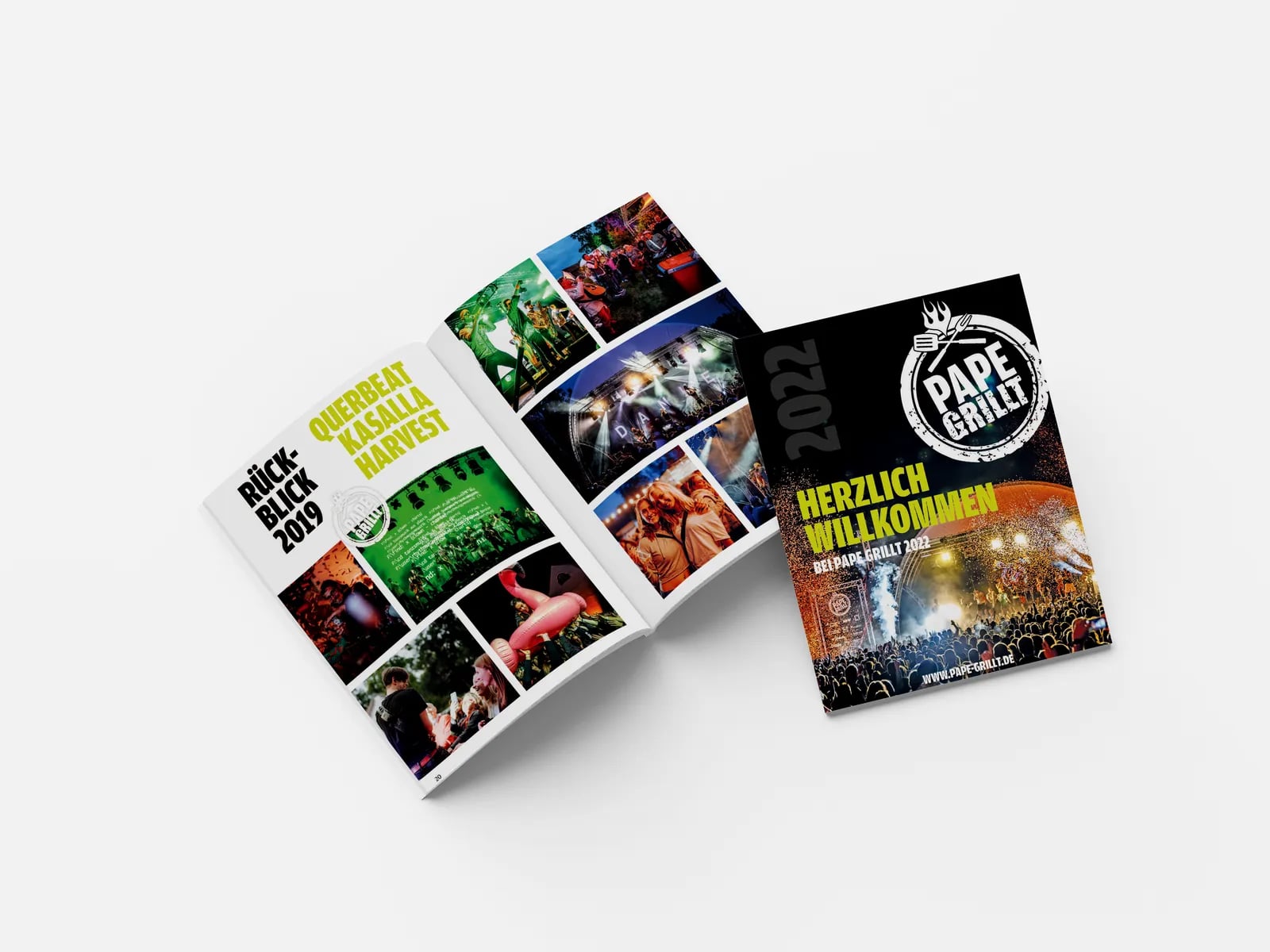 Aufgeklappte Programmkarten des Entertainers Christian Pape mit Bühnenfotos und dem Schriftzug „Herzlich willkommen“.