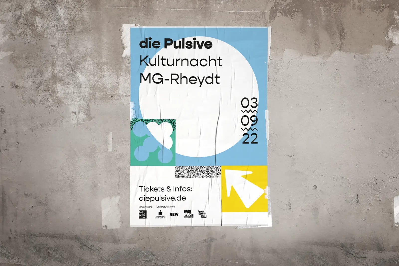 Plakat der Kulturnacht „die Pulsive“ in MG-Rheydt an einer Betonwand, mit blauer Fläche, weißem Kreis und Datum 03.09.22.