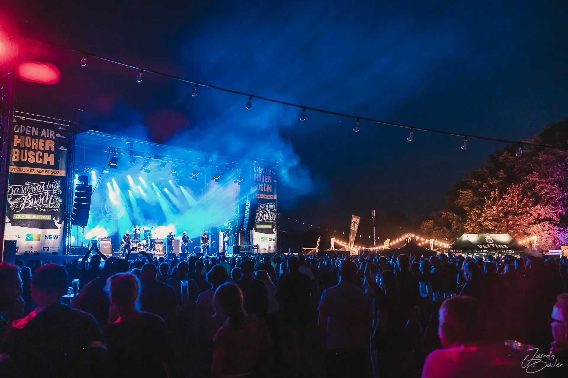 Abendkonzert beim Open Air Hoher Busch in Viersen, Bühne in blauem Licht vor Publikum