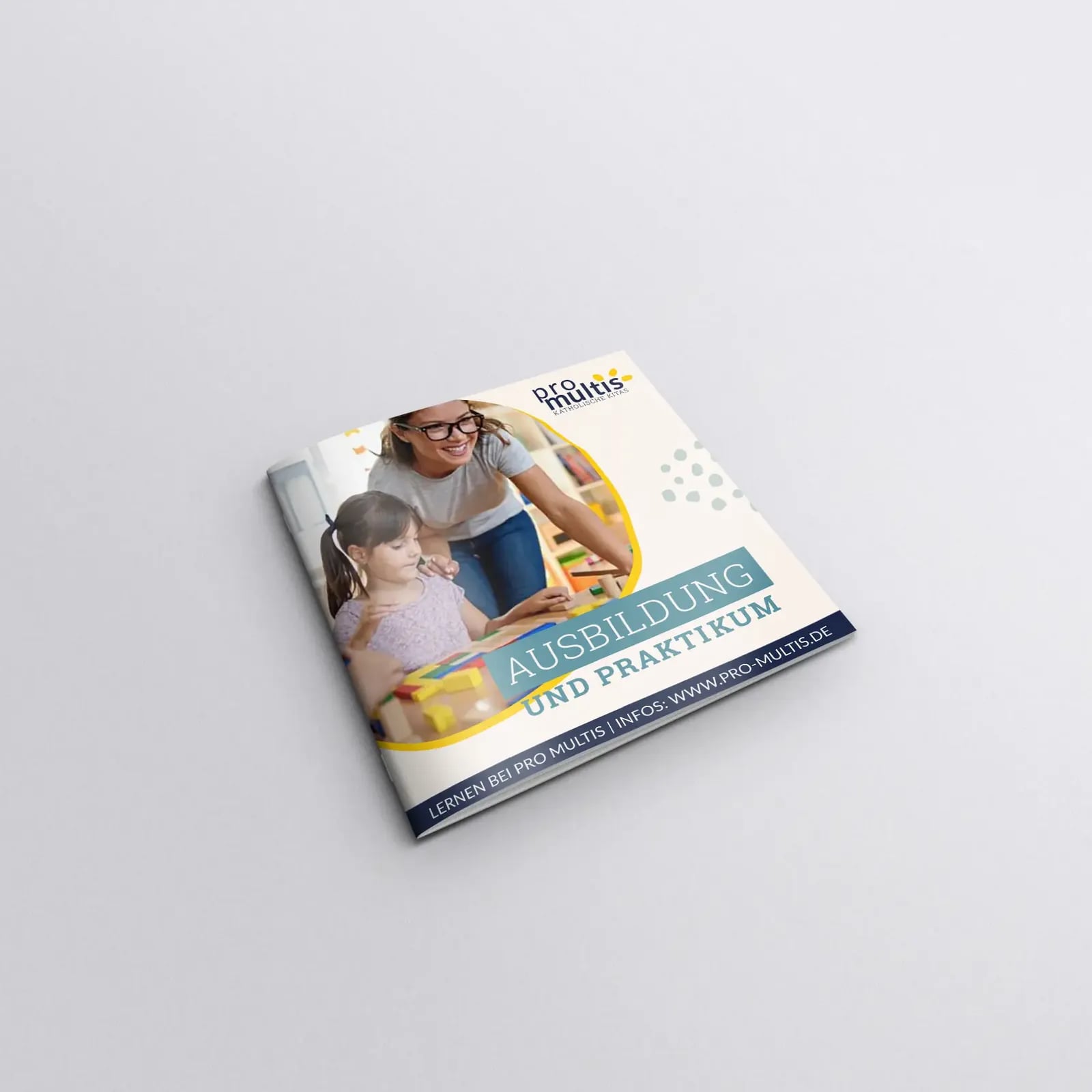 Broschüre „Ausbildung und Praktikum“ von pro multis mit Foto einer Erzieherin und eines Kindes beim Bauen.