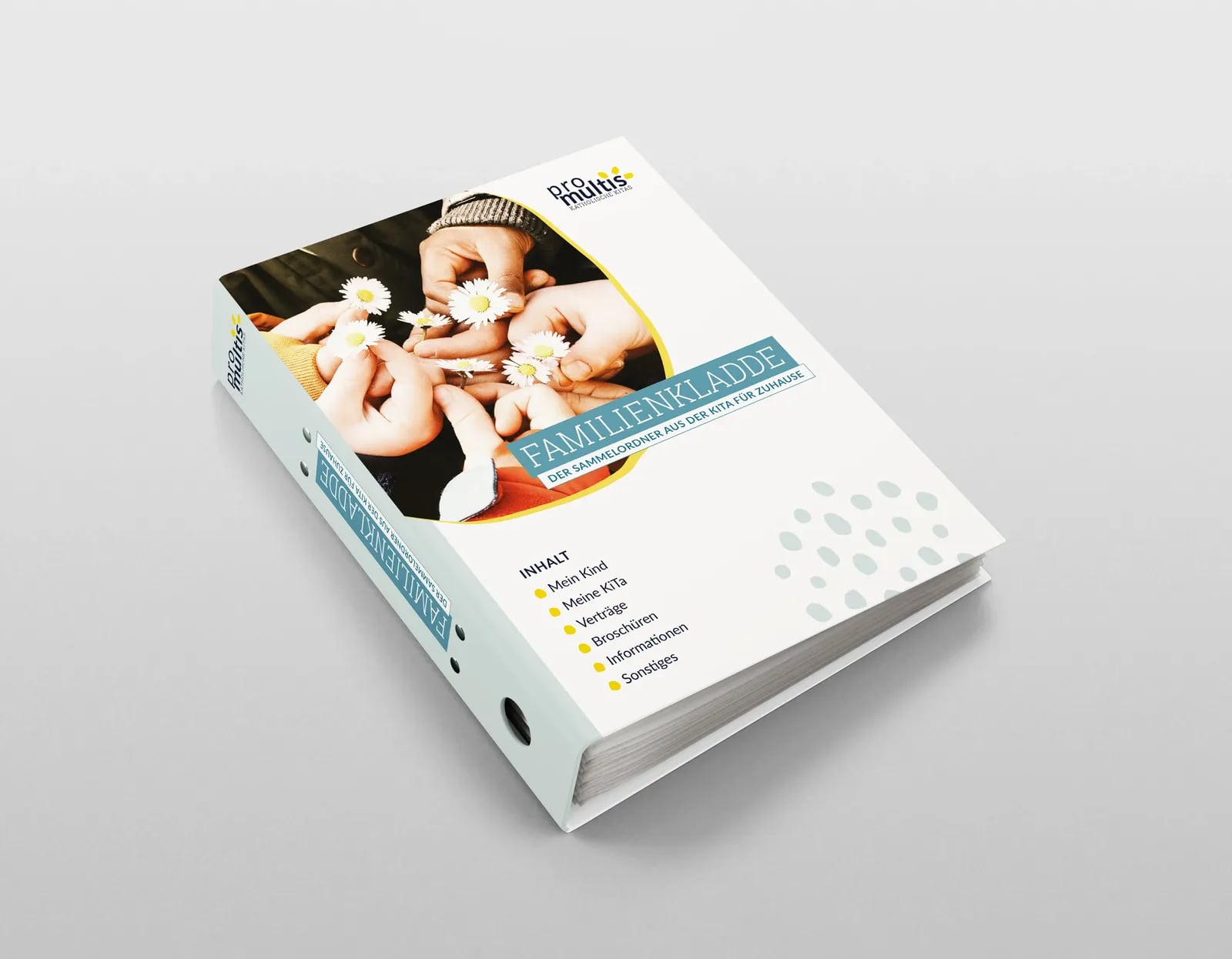 Familienhandbuch von pro multis als Ringordner mit Foto spielender Kinder auf dem Deckel.