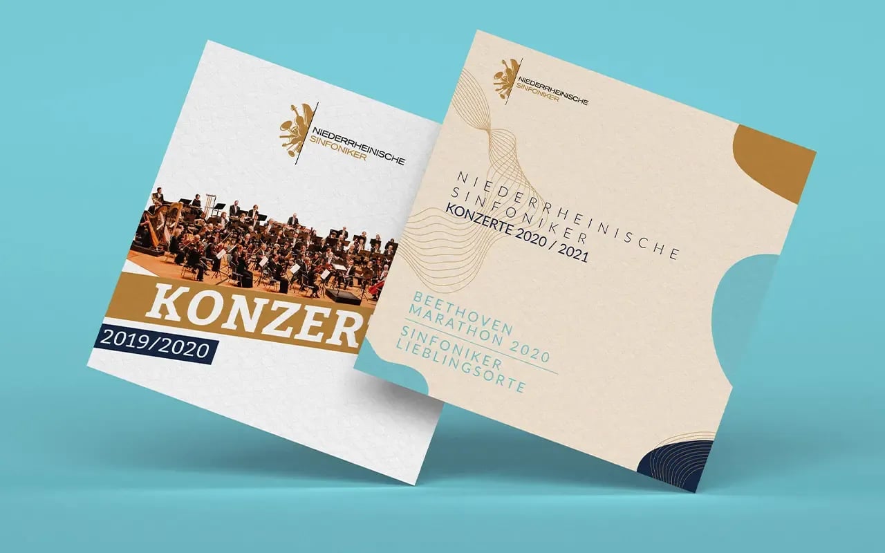 Konzertheft der Niederrheinischen Sinfoniker für die Spielzeit 2020/2021 mit Schutzumschlag auf türkisfarbenem Grund.
