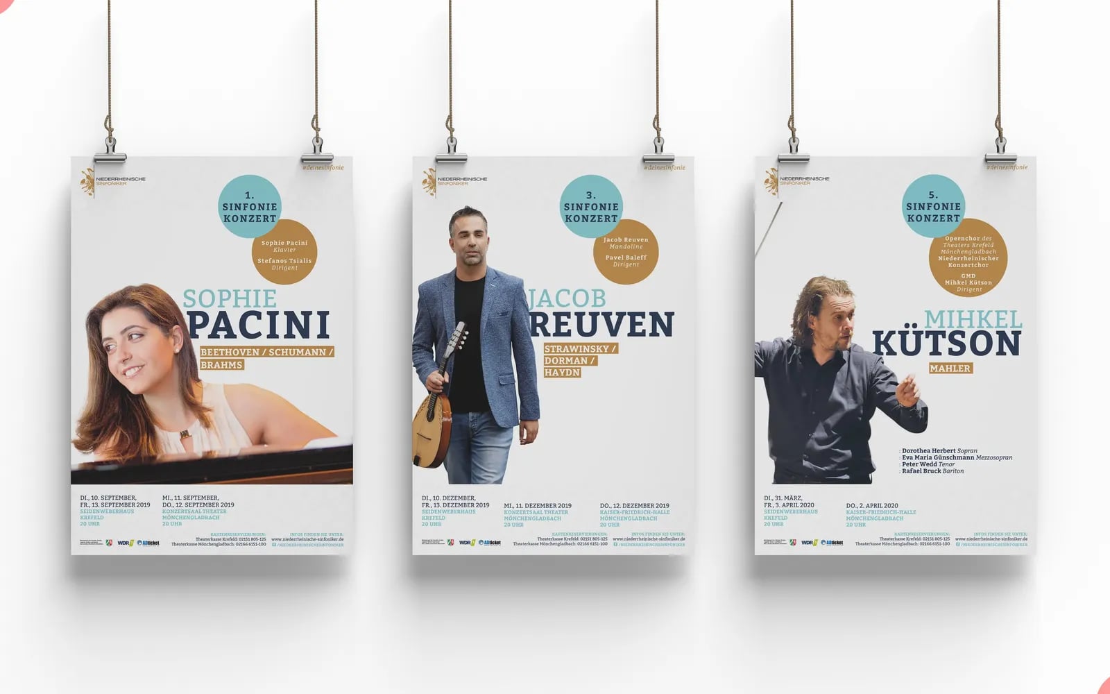 Drei Konzertplakate der Niederrheinischen Sinfoniker hängen nebeneinander, mit Porträts der Solistinnen und Solisten Sophie Pacini, Jacob Reuven und Mikhel Kütson.